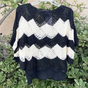 👚Color Swatch Black & Cream Crochet Style Cropped Top Size SM/M. NWT!